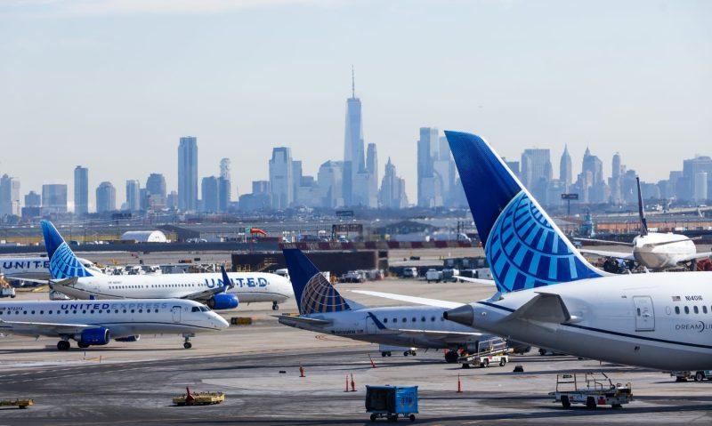 United Airlines says it will boot passengers who refuse to use headphones on planes